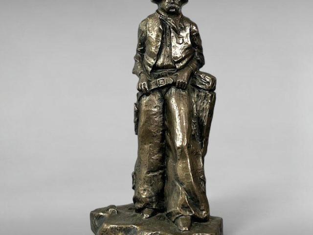 Late 20th-Century Resin Sculpture, Old Gunslinger Western Motif, Bronze-Colored Finish Late 20th-Century Resin Sculpture, Old Gunslinger Western Motif, Bronze-Colored Finish